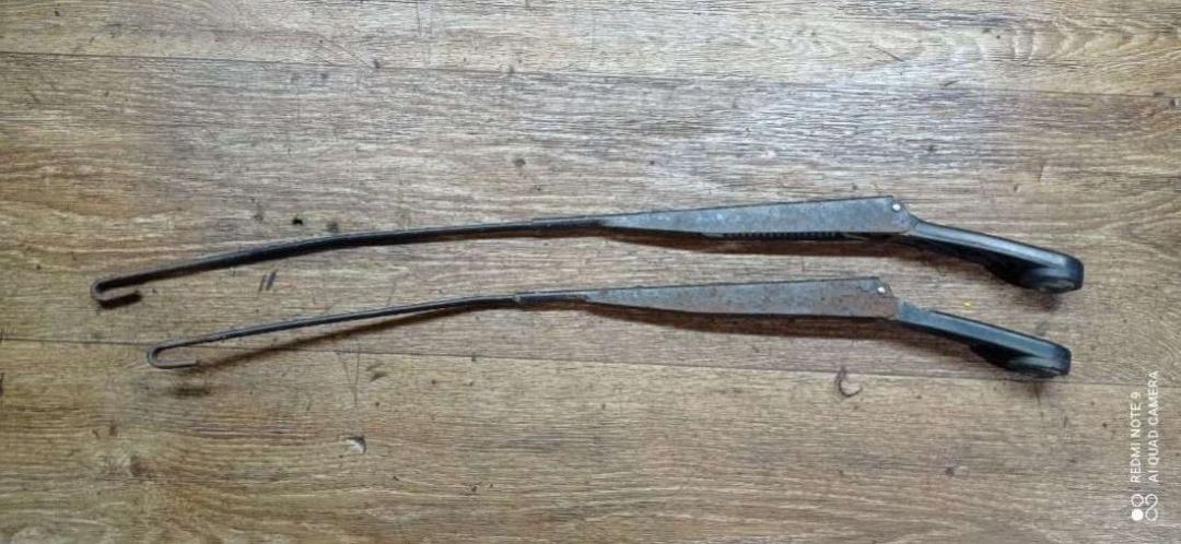 щеткодержатель (поводок стеклоочистителя, дворник) Fiat Bravo 1 поколение 1998, 1.4 л., бензин, МКПП, хетчбэк 5 дв. - фото №1