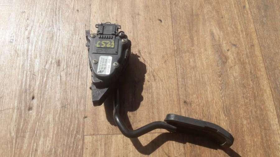 педаль Volkswagen Sharan 1 restailing 2003, 1.9 л., дизель, МКПП, минивэн - фото №1