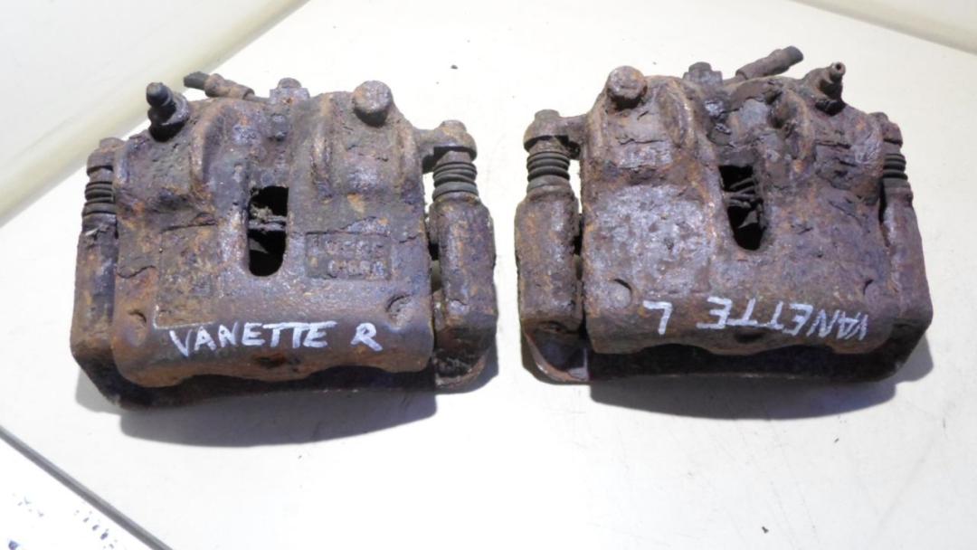 суппорт передний правый Nissan Vanette C23 1997 - фото №1