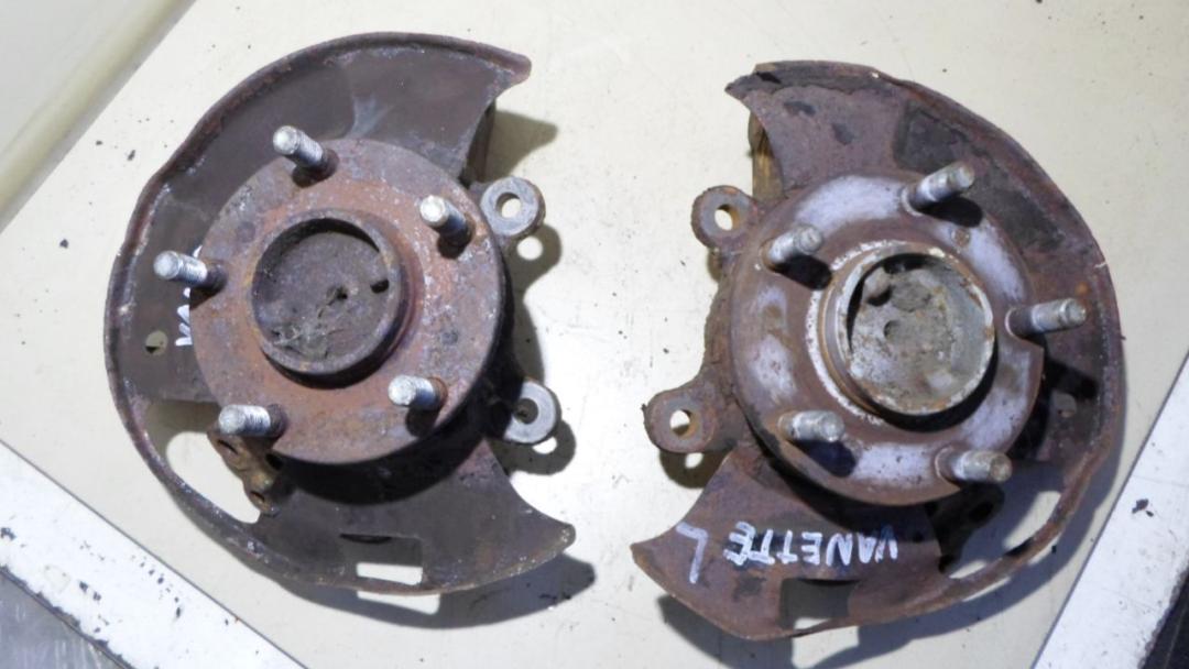 кулак поворотный левый Nissan Vanette C23 1996 - фото №1