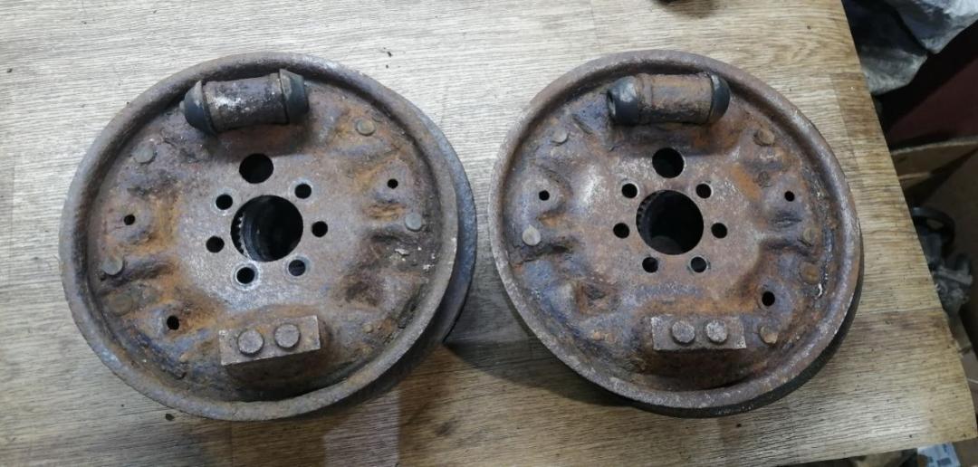 защитный кожух тормозного механизма Volkswagen Golf 3 поколение 1997 - фото №1