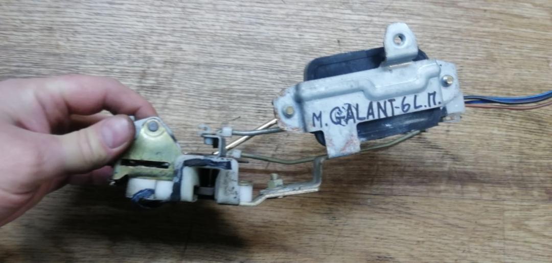 замок двери передней левой Mitsubishi Galant 6 поколение 1990 - фото №1