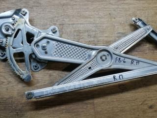 стеклоподъемник передний правый Toyota Yaris P1 2001, 1.0 л., бензин, МКПП, хетчбэк 5 дв.