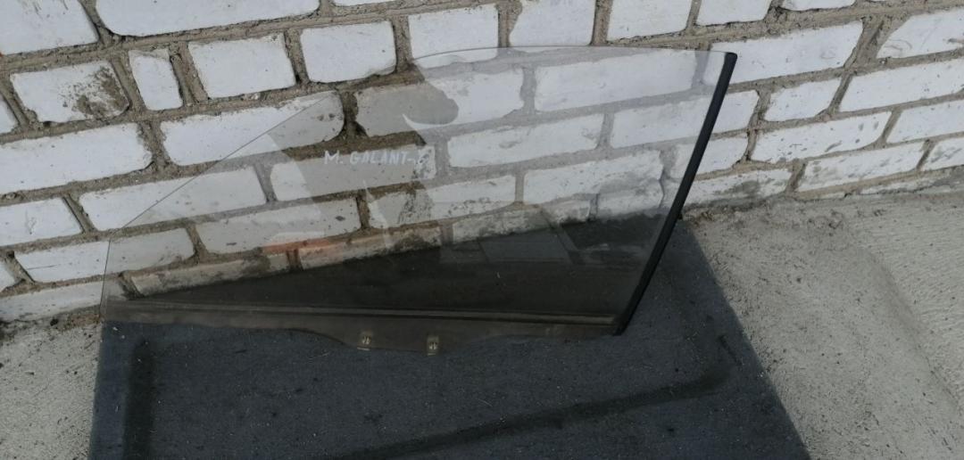 стекло двери передней левой Mitsubishi Galant 6 поколение 1990 - фото №1