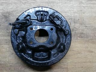 защитный кожух тормозного механизма Mazda 323 BJ 1998, 1.8 л., бензин, МКПП, хетчбэк 5 дв.