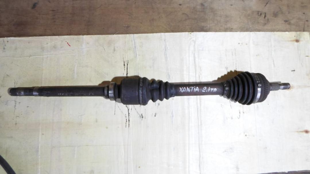 полуось передняя правая (приводной вал, ШРУС) Citroen Xantia 1990, 2.1 л., TD, дизель - фото №1