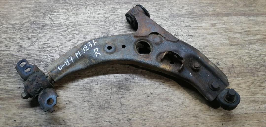 рычаг передний правый Mazda 323 BJ 1998, 1.8 л., бензин, МКПП, хетчбэк 5 дв. - фото №1