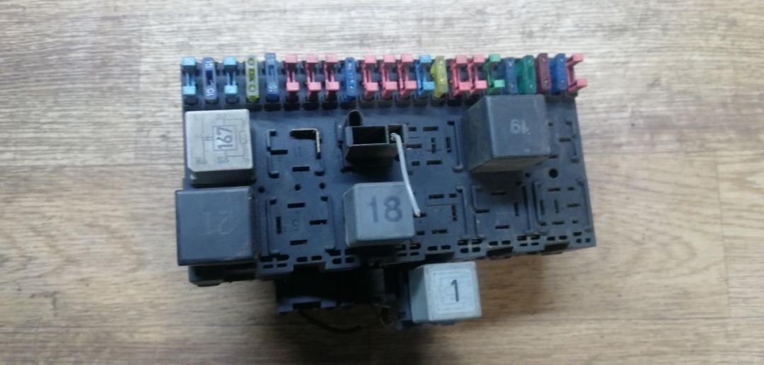 блок предохранителей Volkswagen Passat B3 1990, 1.8 л., бензин, МКПП, седан - фото №1