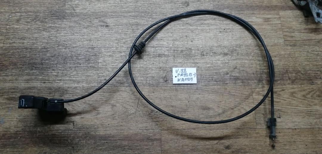 трос капота Volkswagen Passat B3 1990, 1.8 л., бензин, МКПП, седан - фото №1