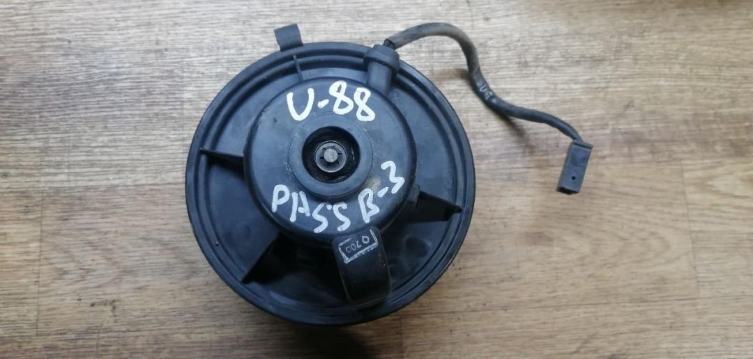 моторчик печки Volkswagen Passat B3 1990, 1.8 л., бензин, МКПП, седан - фото №1