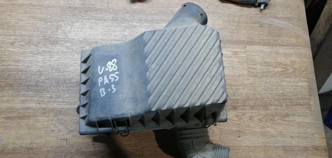 корпус воздушного фильтра Volkswagen Passat B3 1990, 1.8 л., бензин, МКПП, седан - фото №1
