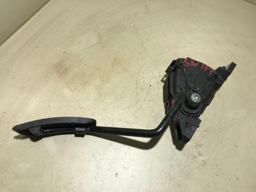 педаль Suzuki Swift 3 поколение 2006, 1.3 л., дизель, МКПП - фото №1