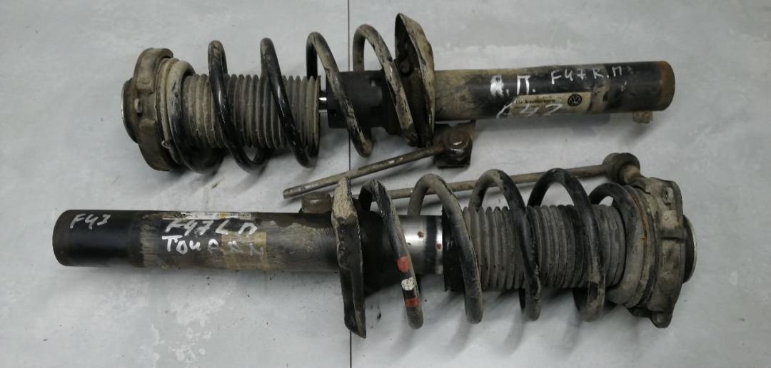 стойка передняя левая Volkswagen Touran 1 поколение 2005, 1.9 л., TDi, дизель, МКПП, минивэн - фото №1