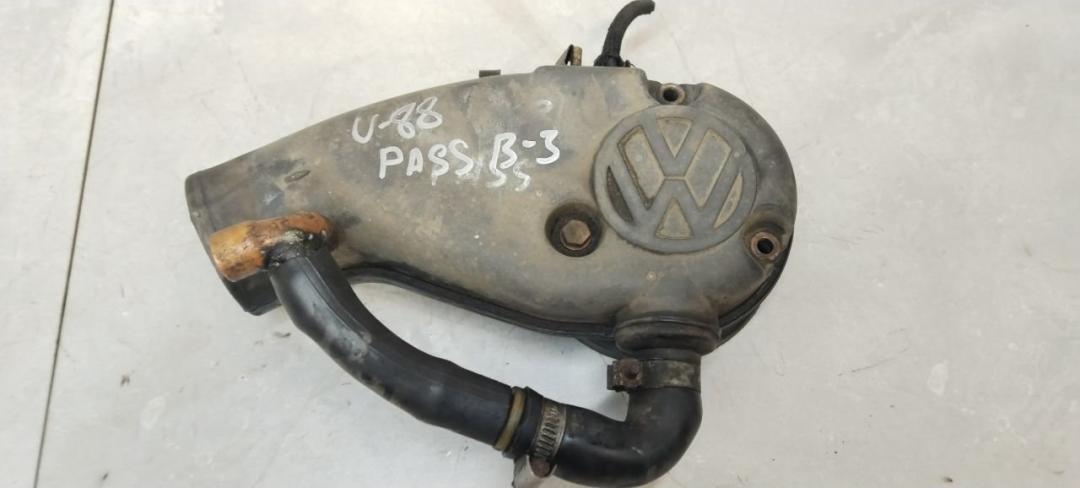 патрубок воздушного фильтра Volkswagen Passat B3 1990, 1.8 л., бензин, МКПП, седан, 051129654 - фото №1