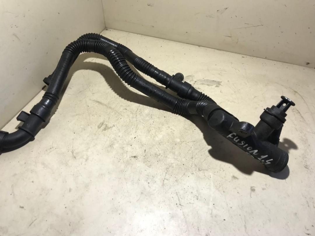 трубка охлаждающей жидкости Ford Fusion 1 поколение 2005, 1.4 л., дизель - фото №1