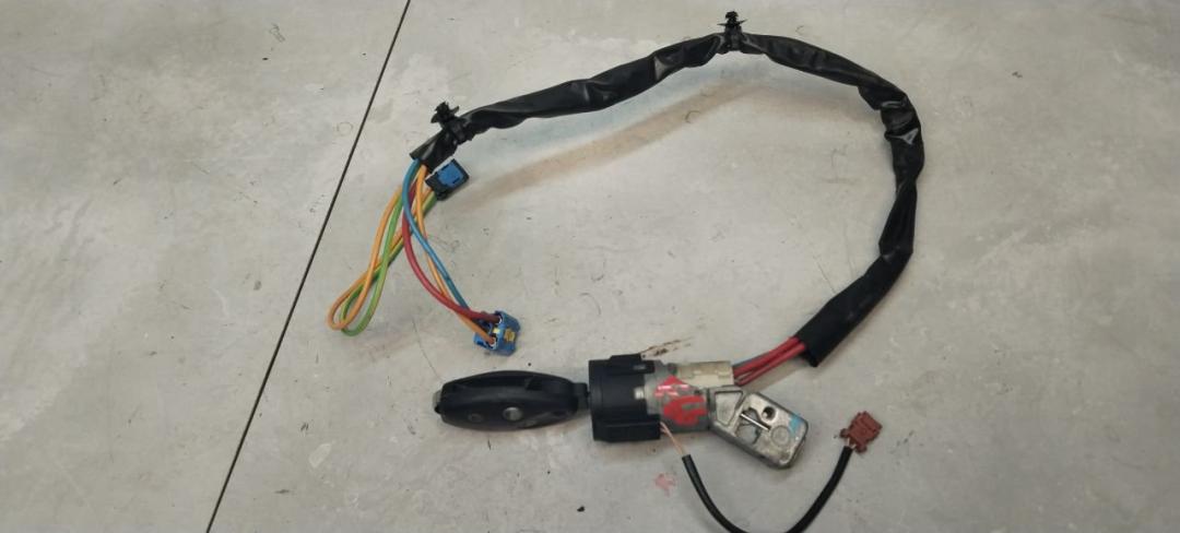 замок зажигания Citroen C5 1 поколение 2001, 2.0 л., дизель, МКПП, хетчбэк 5 дв. - фото №1