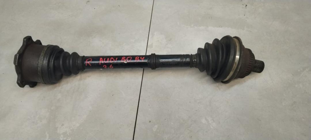 полуось передняя правая (приводной вал, ШРУС) Audi 80 B4 1994, 2.6 л., бензин - фото №1