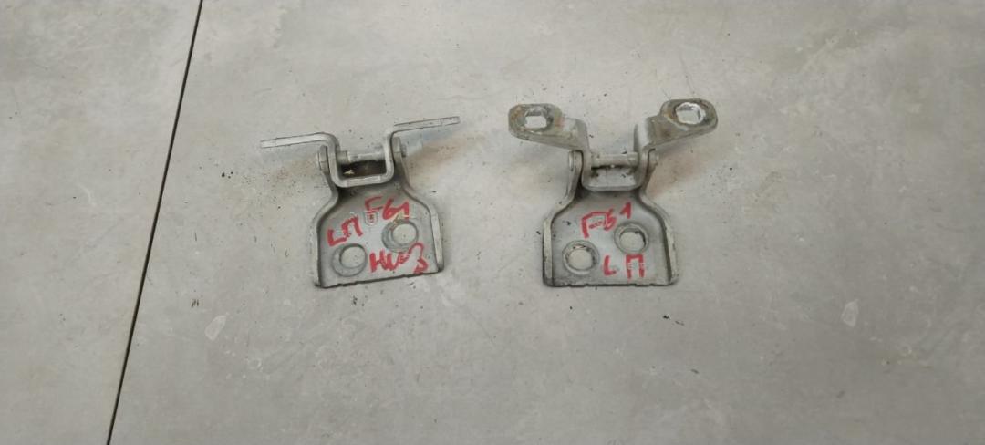 петля двери Dacia Sandero 1 поколение 2010, 1.4 л., бензин, МКПП, хетчбэк 5 дв. - фото №1