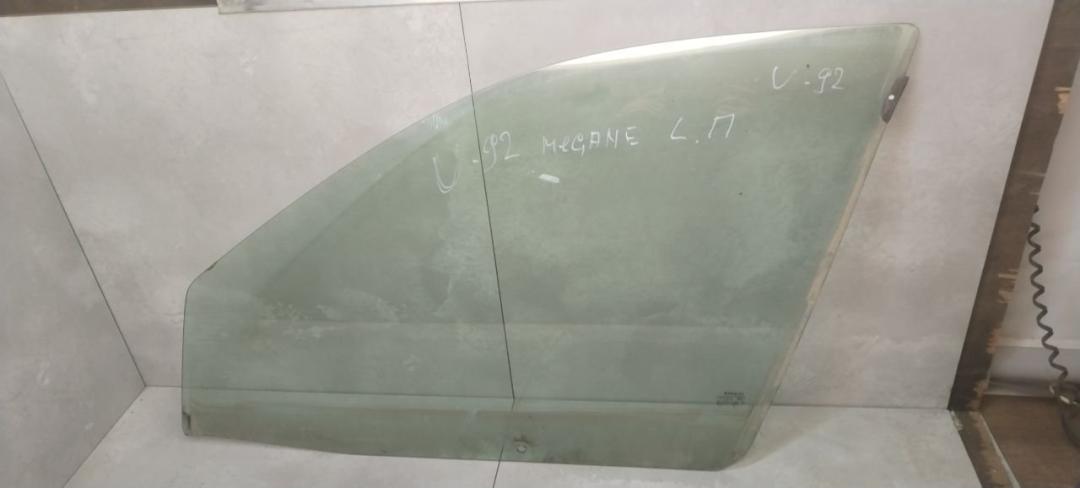 стекло двери передней левой Renault Megane 1 поколение 1998, 1.6 л., бензин, МКПП, хетчбэк 5 дв. - фото №1