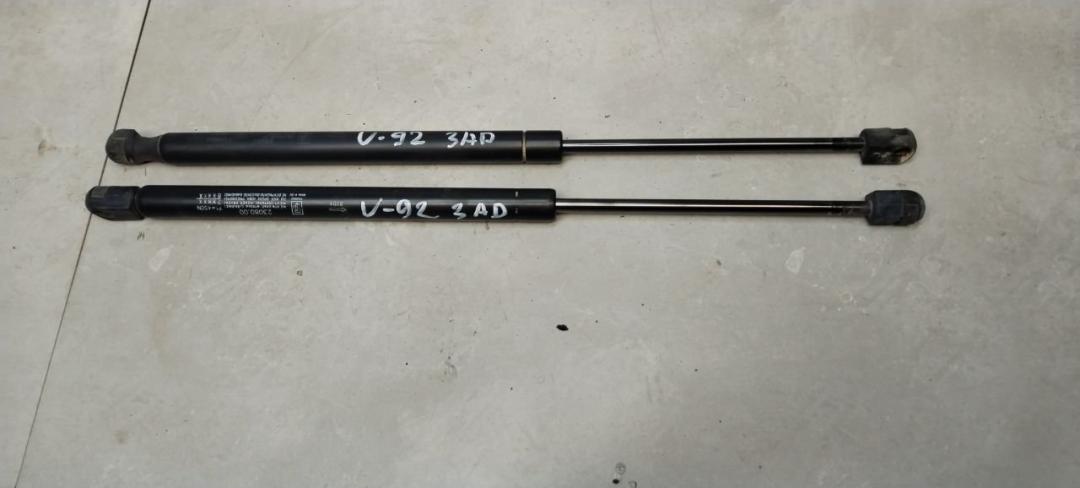 амортизатор крышки багажника (3-5 двери) Renault Megane 1 поколение 1998, 1.6 л., бензин, МКПП, хетчбэк 5 дв. - фото №1