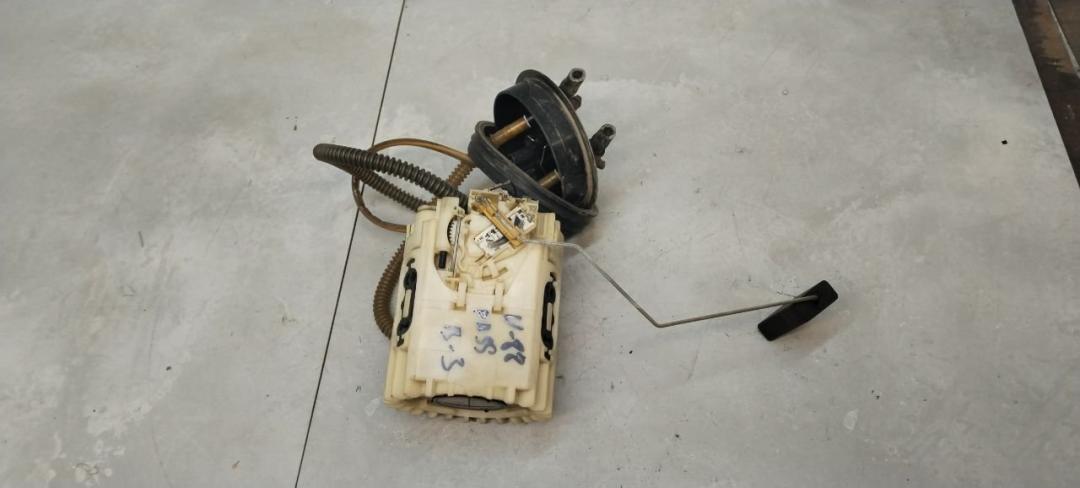 насос топливный Volkswagen Passat B3 1990, 1.8 л., бензин, МКПП, седан - фото №1