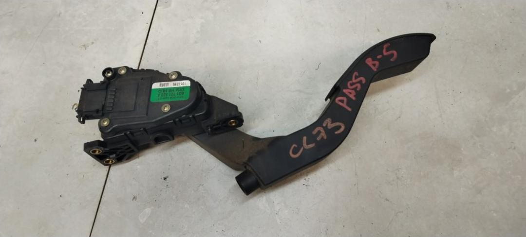 педаль Volkswagen Passat B5 1998, 1.8 л., бензин, МКПП, универсал, 8D1721523A - фото №1