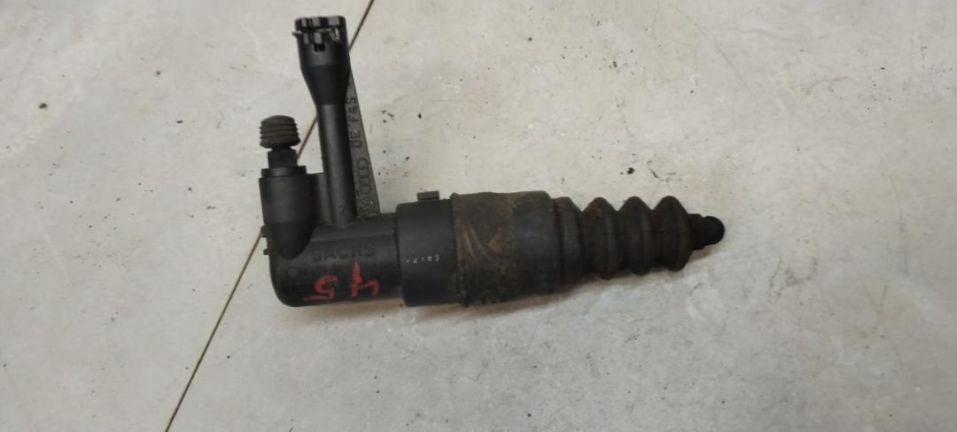 цилиндр сцепления рабочий Volkswagen Passat B5 1998, 1.6 л., бензин, универсал - фото №1