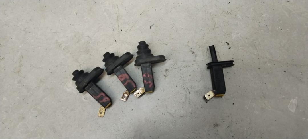 выключатель концевой (концевик) Audi 80 B3 1989, 1.8 л., бензин, МКПП, седан - фото №1