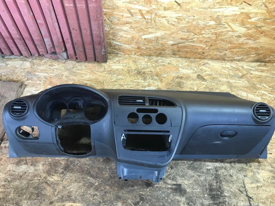 панель передняя салона (торпедо) SEAT Leon 2 поколение 2009, 1.9 л., дизель, МКПП - фото №1