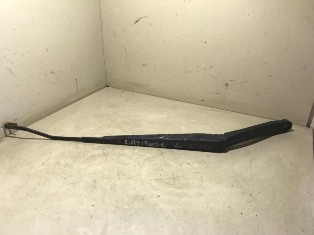 щеткодержатель (поводок стеклоочистителя, дворник) Renault Latitude 1 поколение 2011, 2.0 л., дизель, МКПП, седан - фото №1