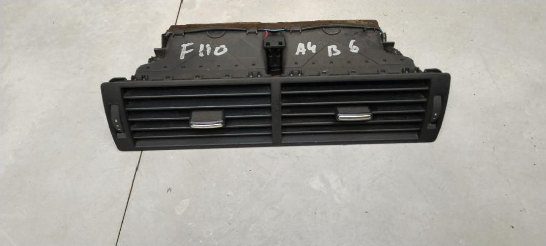 дефлектор обдува салона Audi A4 B6 2003, 1.9 л., дизель, МКПП, универсал - фото №1