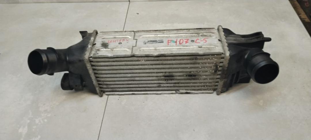 интеркулер Citroen C5 1 поколение 2002, 2.0 л., дизель, МКПП, хетчбэк 5 дв., 9645682880 - фото №1