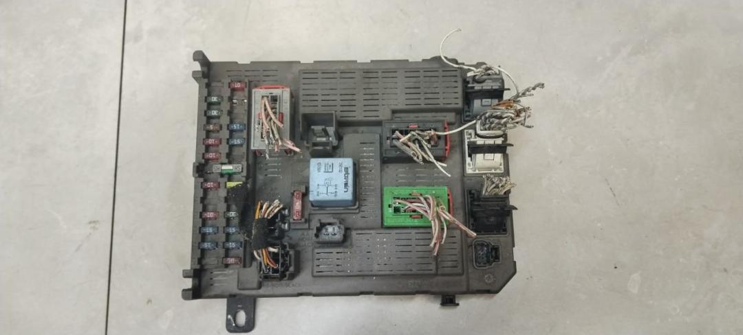 блок предохранителей Citroen C5 1 поколение 2002, 2.0 л., дизель, МКПП, хетчбэк 5 дв., 9637466180 - фото №1