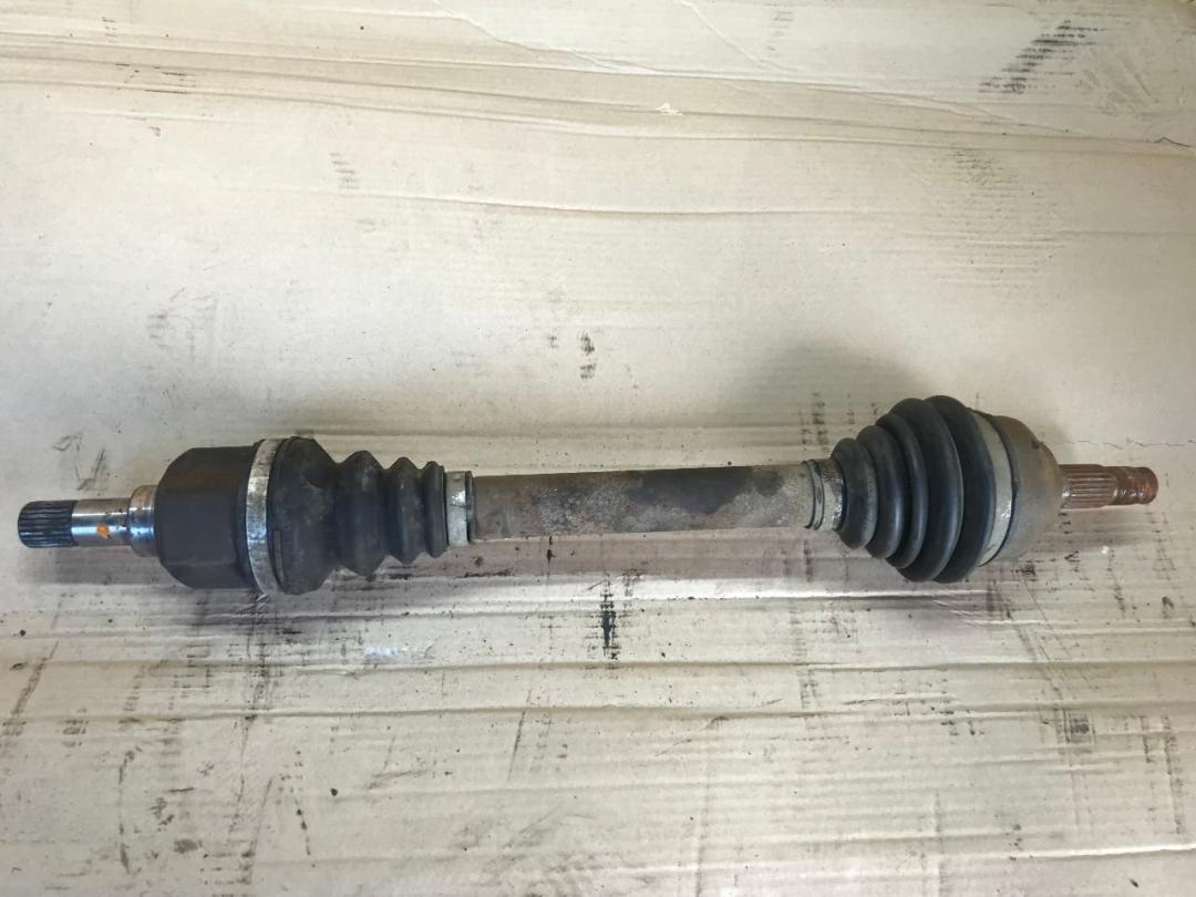 полуось передняя левая (приводной вал, ШРУС) Citroen C4 1 поколение 2008, 1.6 л., бензин, МКПП - фото №1