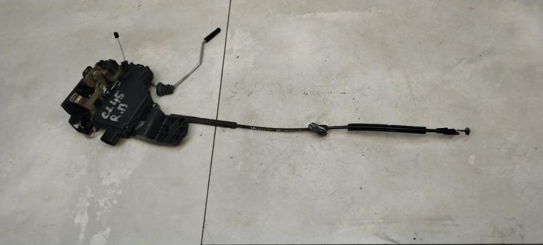 замок двери передней правой Volkswagen Passat B5 1998, 1.6 л., бензин, универсал - фото №1