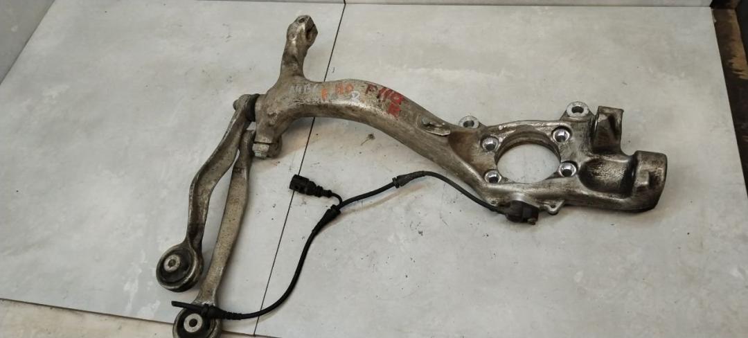 кулак поворотный правый Audi A4 B6 2003, 1.9 л., дизель, МКПП, универсал - фото №1