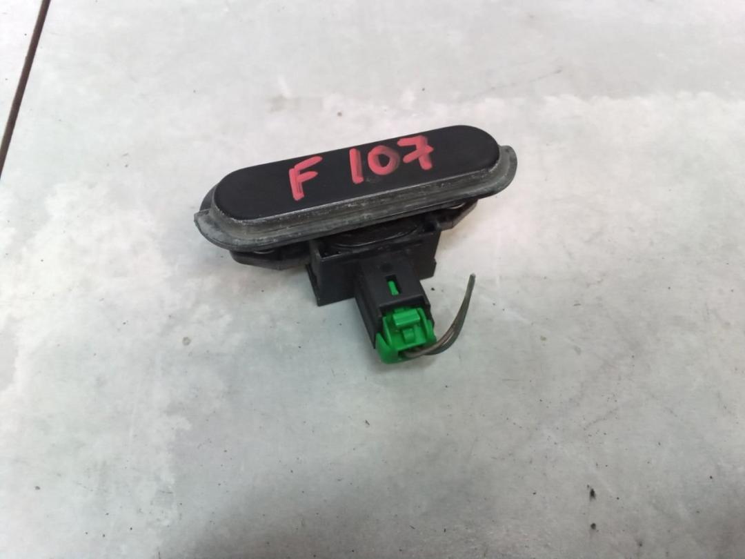 кнопка открытия багажника Citroen C5 1 поколение 2002, 2.0 л., дизель, МКПП, хетчбэк 5 дв. - фото №1