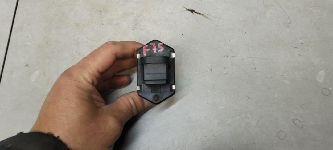 Сопротивление вентилятора охлаждения Renault Scenic 1 поколение 1998, 1.9 л., дизель, МКПП, минивэн - фото №1