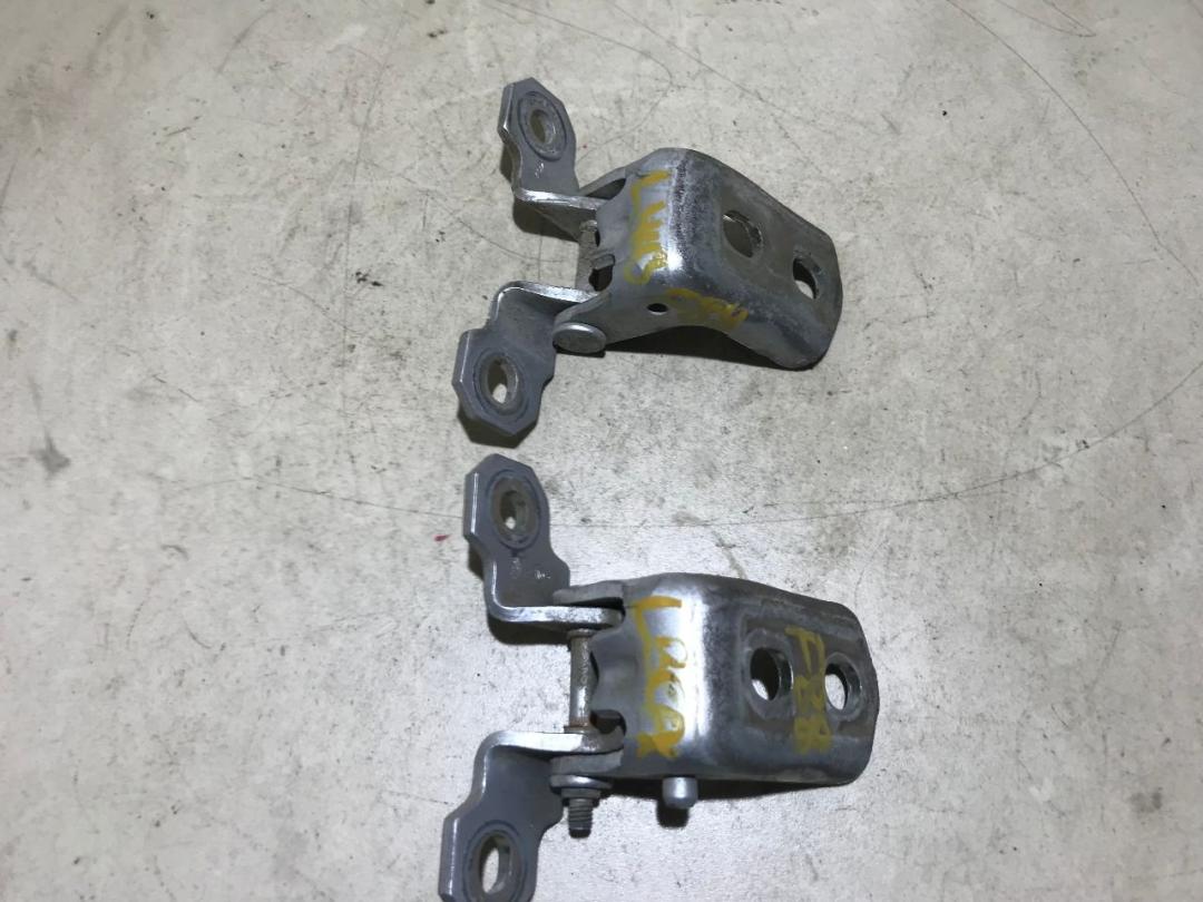 петля двери Renault Laguna 3 поколение 2010, 1.5 л., дизель, МКПП, хетчбэк 5 дв. - фото №1