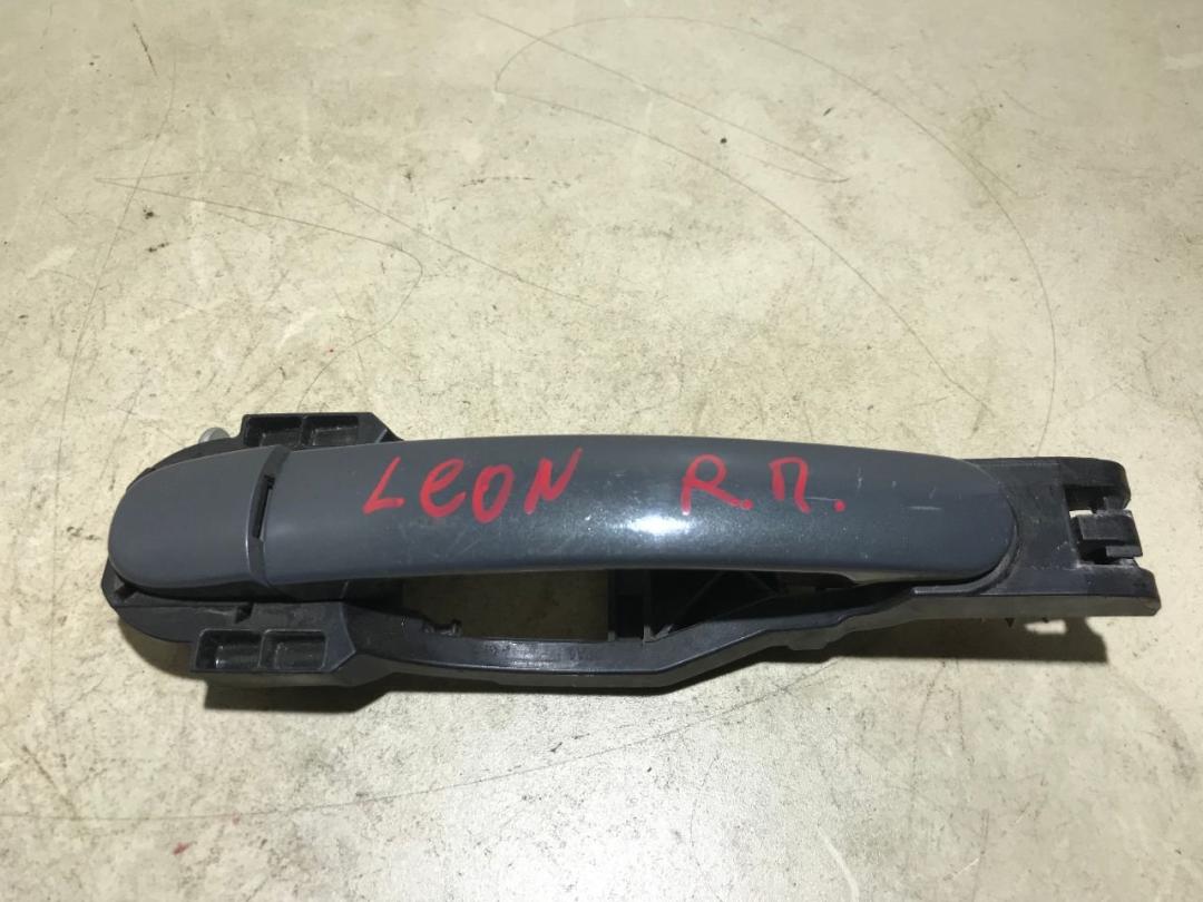 ручка наружная передняя правая SEAT Leon 2 поколение 2009, 1.9 л., дизель, МКПП - фото №1