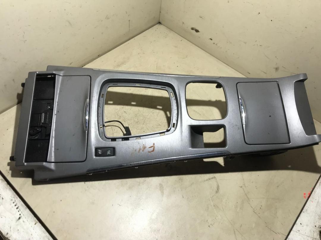 консоль салона (центральная часть) Renault Latitude 1 поколение 2011, 2.0 л., дизель, МКПП, седан - фото №1