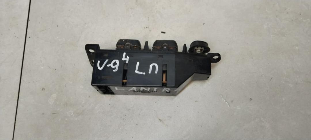 блок управления стеклоподъемниками Hyundai Lantra J2 1997, 1.6 л., бензин, МКПП, седан - фото №1