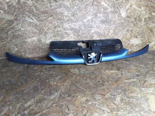 решетка радиатора Peugeot 206 1 поколение 2001