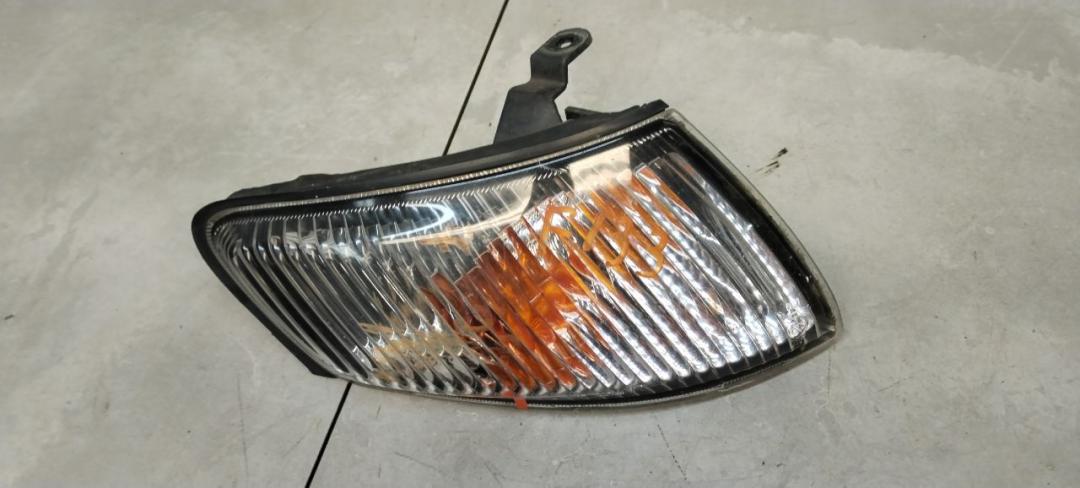 поворотник правый Mazda 626 GF 1998, 2.0 л., бензин, хетчбэк 5 дв. - фото №1