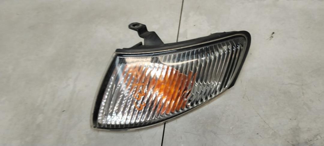 поворотник левый Mazda 626 GF 1998, 2.0 л., бензин, хетчбэк 5 дв. - фото №1