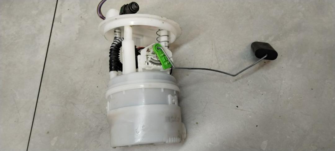 датчик уровня топлива Dacia Logan 1 поколение 2007, 1.4 л., бензин, седан - фото №1