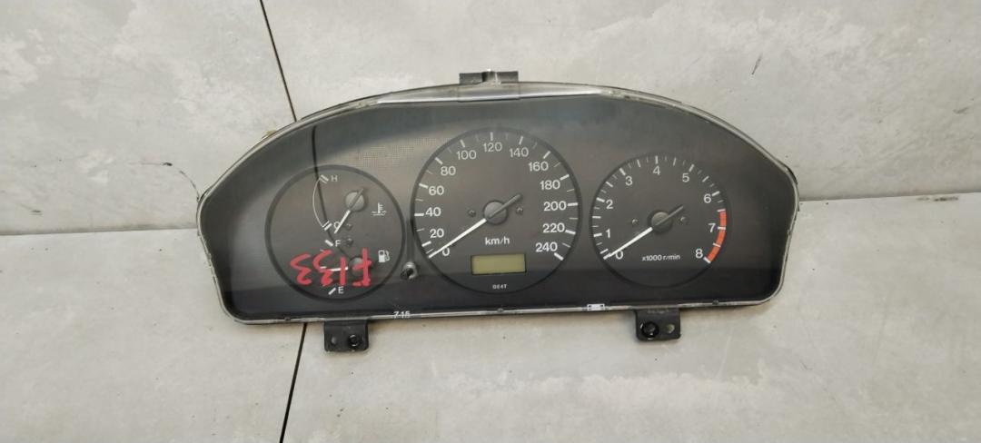 щиток приборов (приборная панель) Mazda 626 GF 1998, 2.0 л., бензин, хетчбэк 5 дв. - фото №1