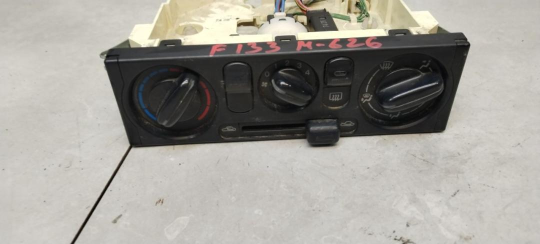 блок управления печки / климат-контроля Mazda 626 GF 1998, 2.0 л., бензин, хетчбэк 5 дв. - фото №1