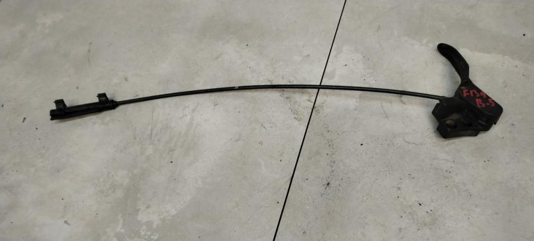 трос капота Volkswagen Passat B5 2001, 1.9 л., дизель, МКПП, седан - фото №1