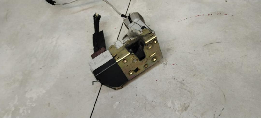 замок двери передней левой Peugeot 307 1 поколение 2003, 2.0 л., дизель, хетчбэк 5 дв. - фото №1